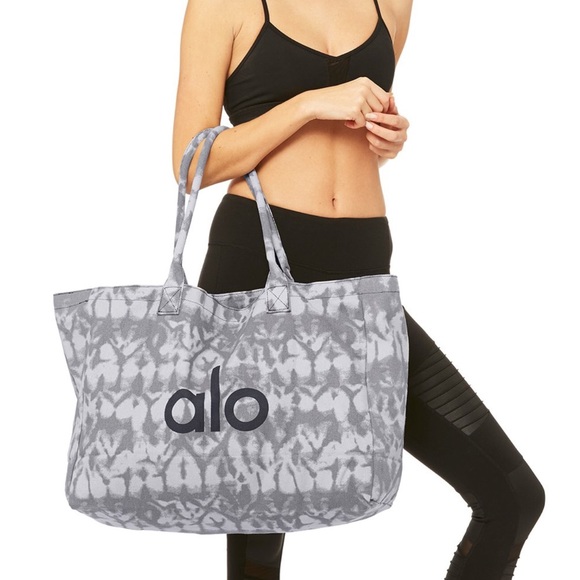 ALO Yoga Handbags - NWT Alo Yoga oversized tote